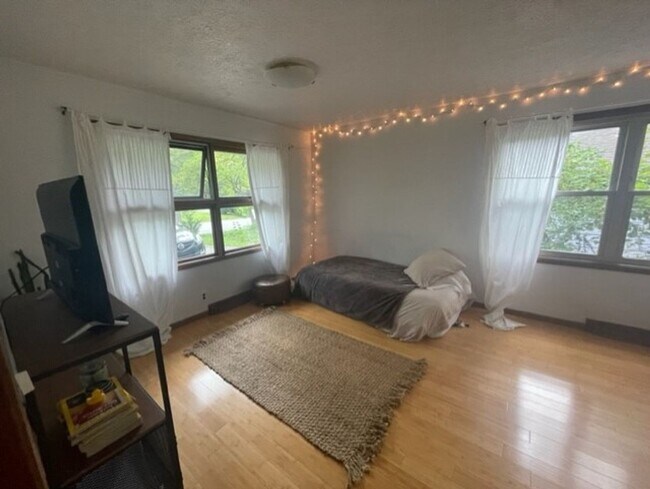 Building Photo - 4 Bedroom House Fully Furnished: Special O...
