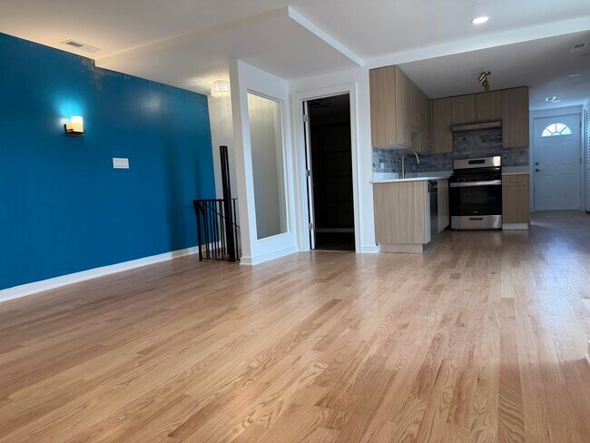 El salón/comedor está a la derecha y tiene luz y ventana independientes. - 1628 W Cermak Rd