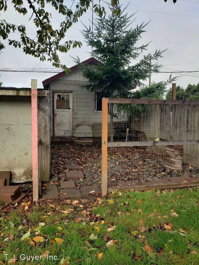 Building Photo - 3 br, 1 bath House - 1209 G St