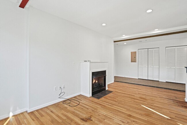 Foto del edificio - 2 Bedroom Beauty in Bloomingdale! Pets Wel...