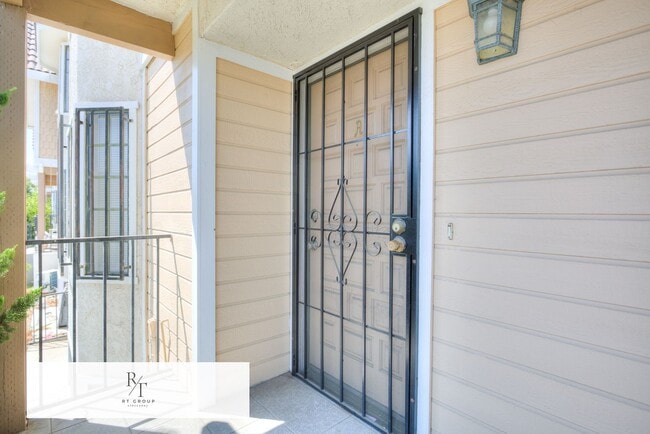Building Photo - Beautiful Front Unit in Gated Community – ...