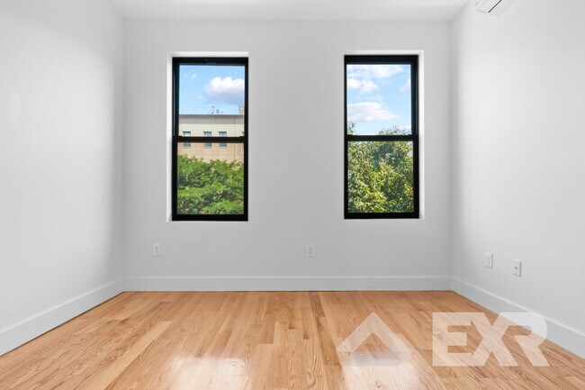 Foto del edificio - 236 Montrose Ave