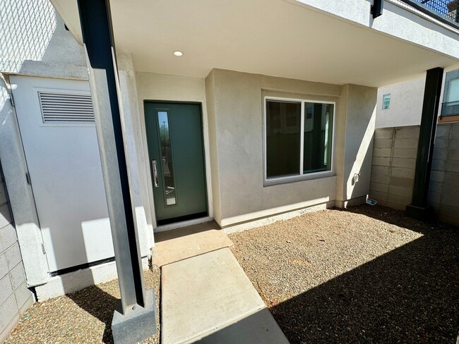 Building Photo - Stunning 3 Bedroom/3.5 Bath Town House in ...