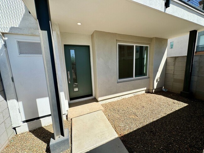 Building Photo - Stunning 3 Bedroom/3.5 Bath Town House in Downtown Phoenix! Tons of Upgrades Throughout!