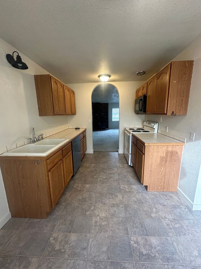 Building Photo - 3bdrm, 2 bath Family home with fenced yard, deck and RV parking!