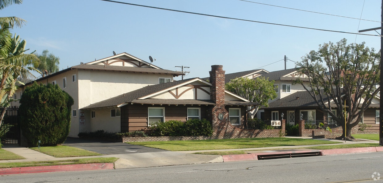 Primary Photo - Royal Manor Apartments