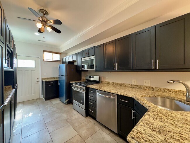 Foto del edificio - Beautiful 3Bed/2.5Bath Home in the City