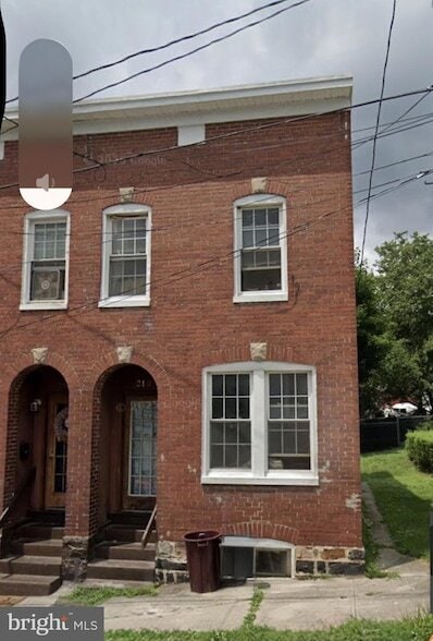 Building Photo - 210 Pear St