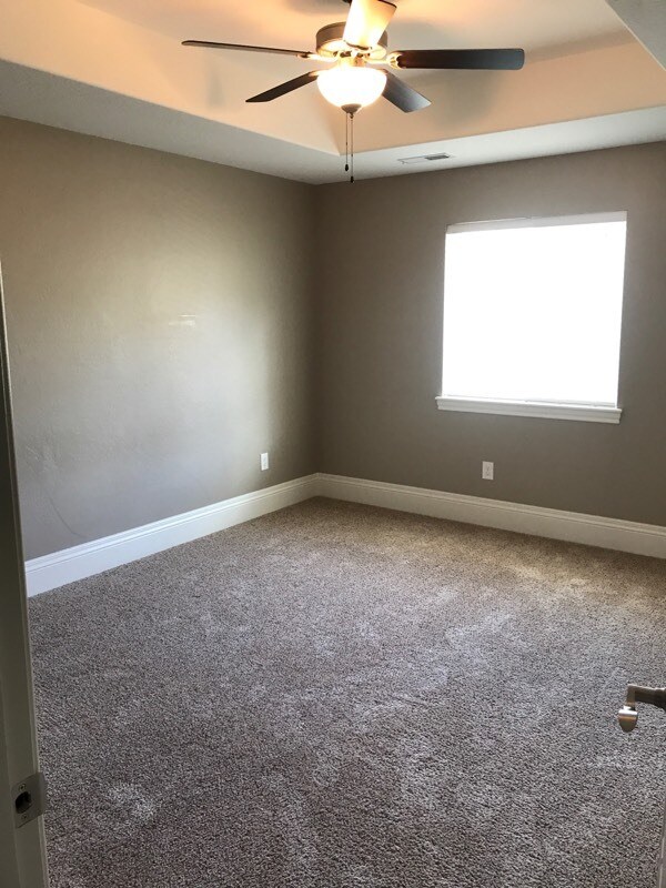 Building Photo - 300 Fox Hills Dr