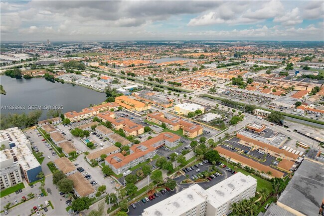 Foto del edificio - 120 Royal Palm Rd