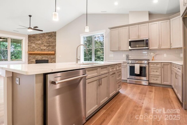 Building Photo - 21 Craftsman Overlook Rdg