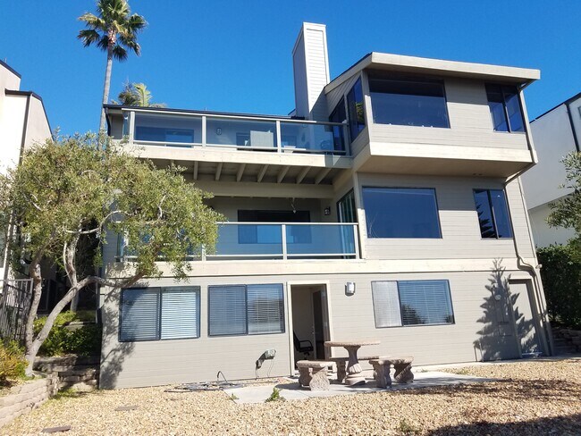 Building Photo - 1135 Katella St