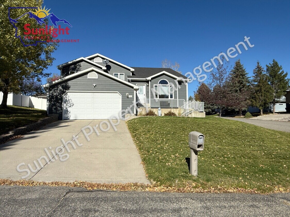 Primary Photo - Spacious 5 Bed, 3 Bath Home with Triple Ga...
