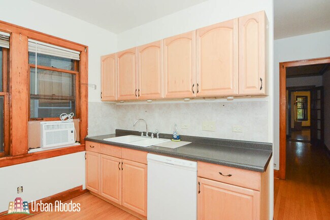 Building Photo - 5446 W Berteau Ave