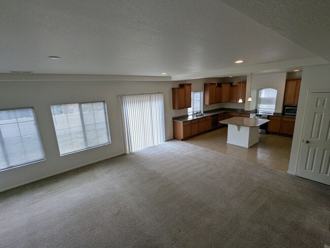 Building Photo - MASSIVE 4-BEDROOM, 3-BATHROOM HOME NEAR DI...