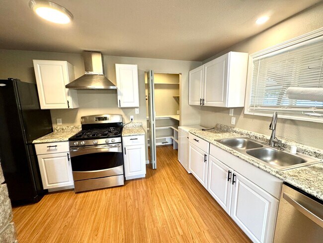 Foto del edificio - Spacious 4-Bed, 2-Bath Duplex – Utilities ...