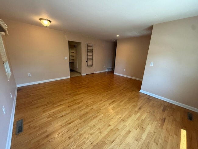 Building Photo - 908 Churchill Cir