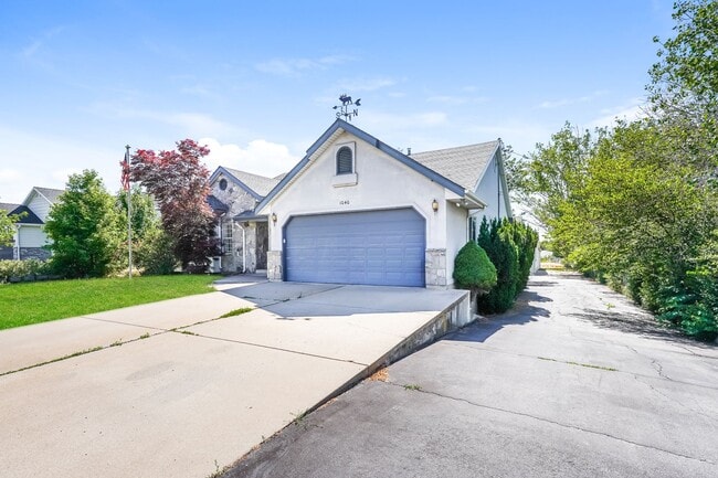 Building Photo - Spacious 4 Bed, 2 Bath Pet-Friendly Home with Modern Features & 2-Car Garage! - Available NOW!