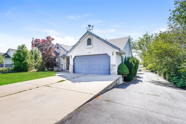 Foto del edificio - Spacious 4 Bed, 2 Bath Pet-Friendly Home with Modern Features & 2-Car Garage! - Available NOW!