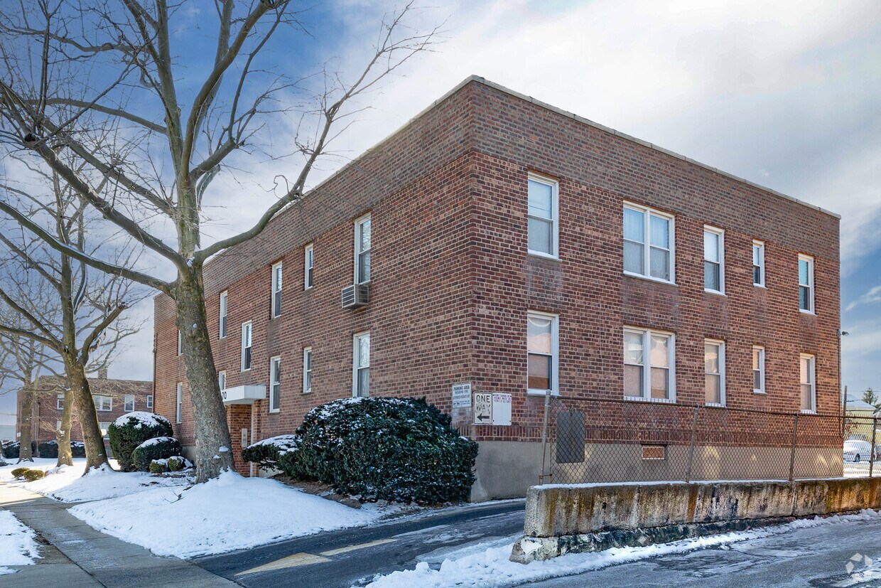 Foto principal - 70-80 Gibson Blvd