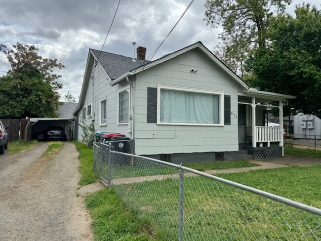 Building Photo - CHARMING OLDER 2 BEDROOM HOME W/ BUILT INS