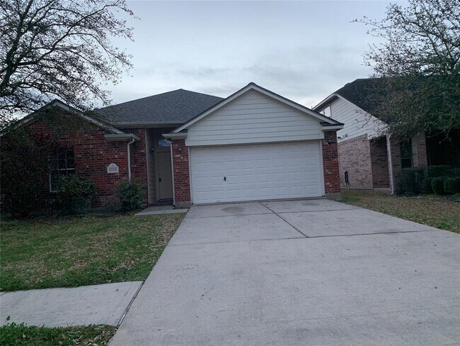 Building Photo - 1215 Colonial Manor Dr