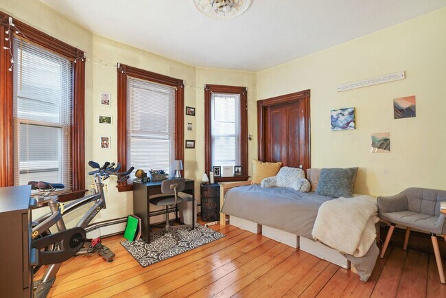 Building Photo - 3 bedroom Unit in Mission Hill, In-Unit Wa...