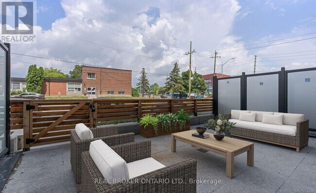 Building Photo - 8188 Yonge St