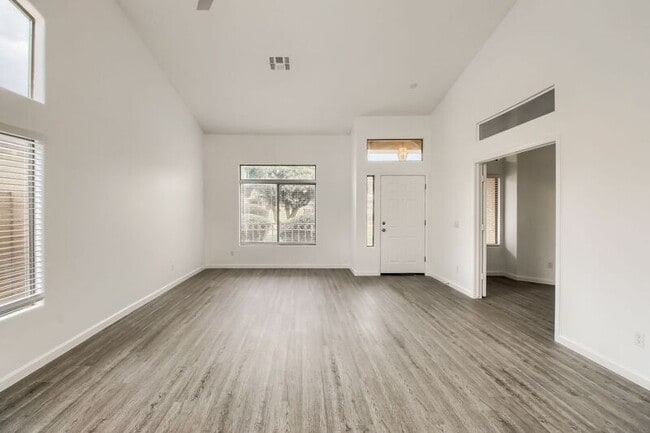 Building Photo - 1517 E Black Diamond Dr