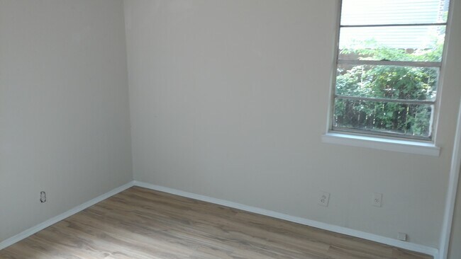 Building Photo - 3 bed 1 bath house. Available now.