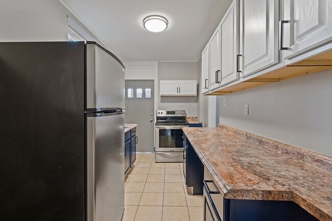 Building Photo - Brentwood - 3 Bedroom, 1 Bath Home - Compl...