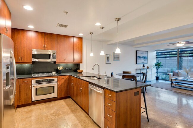 Foto del edificio - Modern Elegance and Style Colony Camelview 2 Bed Condo at the Optima!
