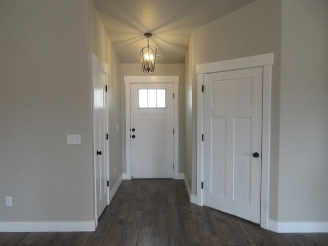 Building Photo - Newer 3 bedroom, 2 bath, one level home in Sycamore Trail