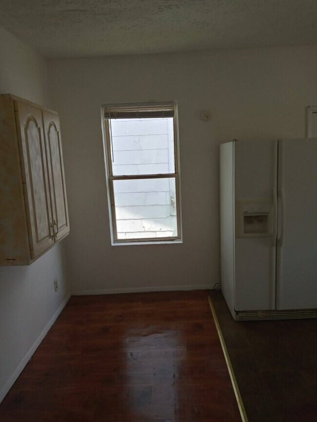 Building Photo - 1405 3rd Ave