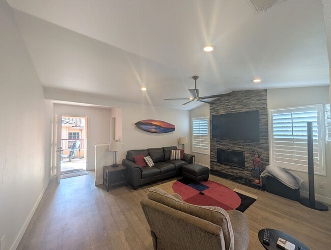 Building Photo - Beautifully Renovated Condo in Rancho Bernardo!