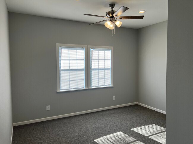 Foto del edificio - 900 NE Acc Rd