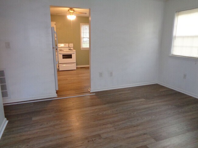 Foto del edificio - Cute House-Nice Yard!