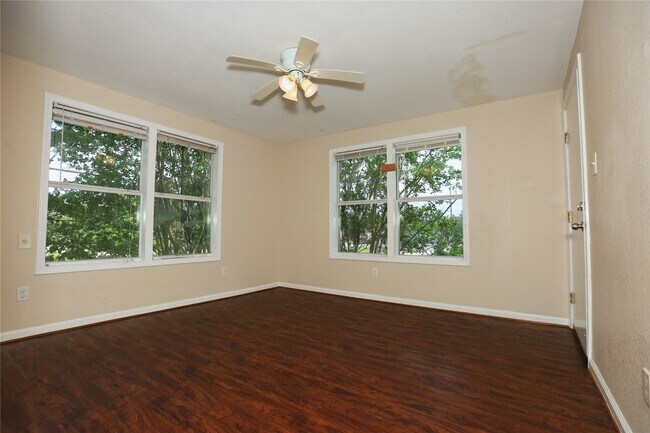 Building Photo - 256 E Pecan Ln