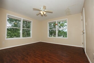 Building Photo - 256 E Pecan Ln