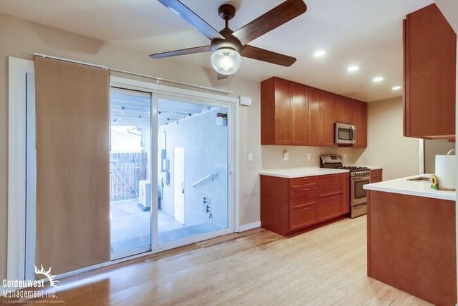 Building Photo - Cozy 2Bdm 1.5Ba Townhome with Modern Upgra...