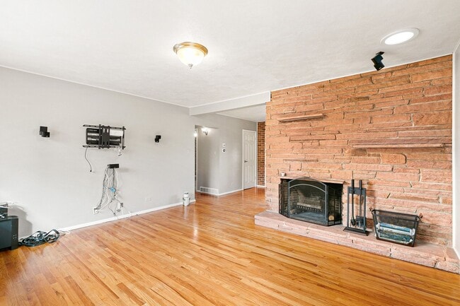 Foto del edificio - Updated Home with Modern Appliances, park-...
