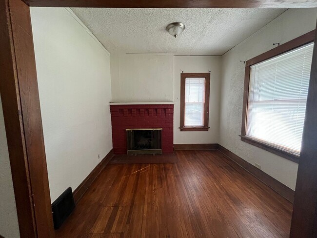 Building Photo - 3 bedroom home available In Rockford