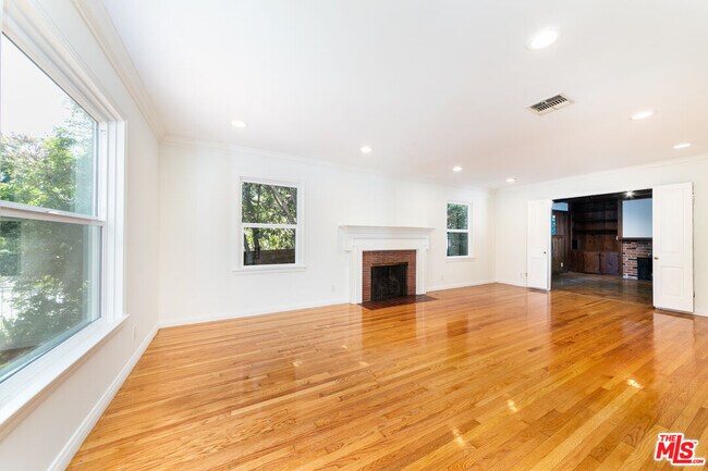 Foto del edificio - 661 Warner Ave