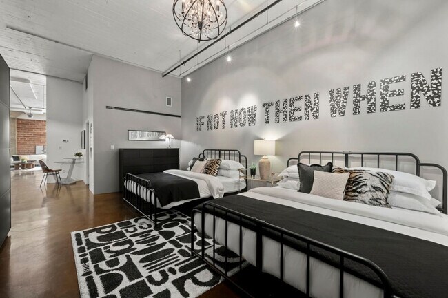 Photo du bâtiment - 10303-10107 107 St NW