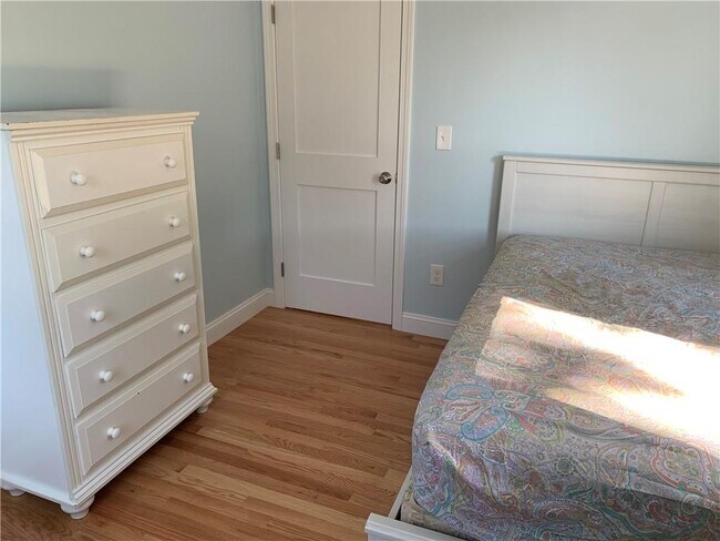 Building Photo - 15 Third School St