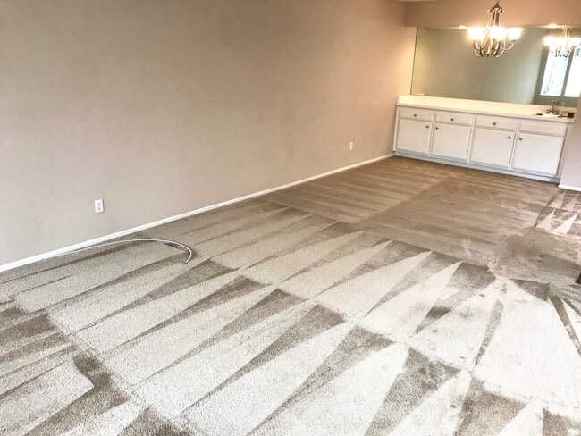 Building Photo - Two Bedroom, 2 Bathroom Condo in a Beautiful Community in Huntington!