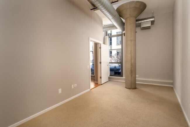 Building Photo - 900 N Kingsbury St