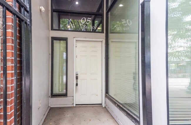 Building Photo - 95 S Main St