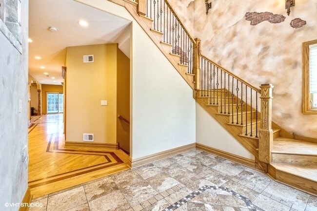 Building Photo - 5053 N Oconto Ave