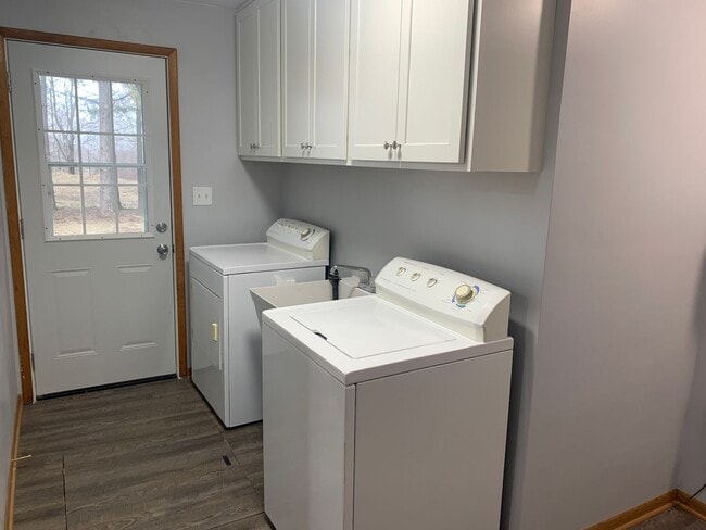 Building Photo - Newly Renovated Ranch Home - Country Living on 2 Acres!